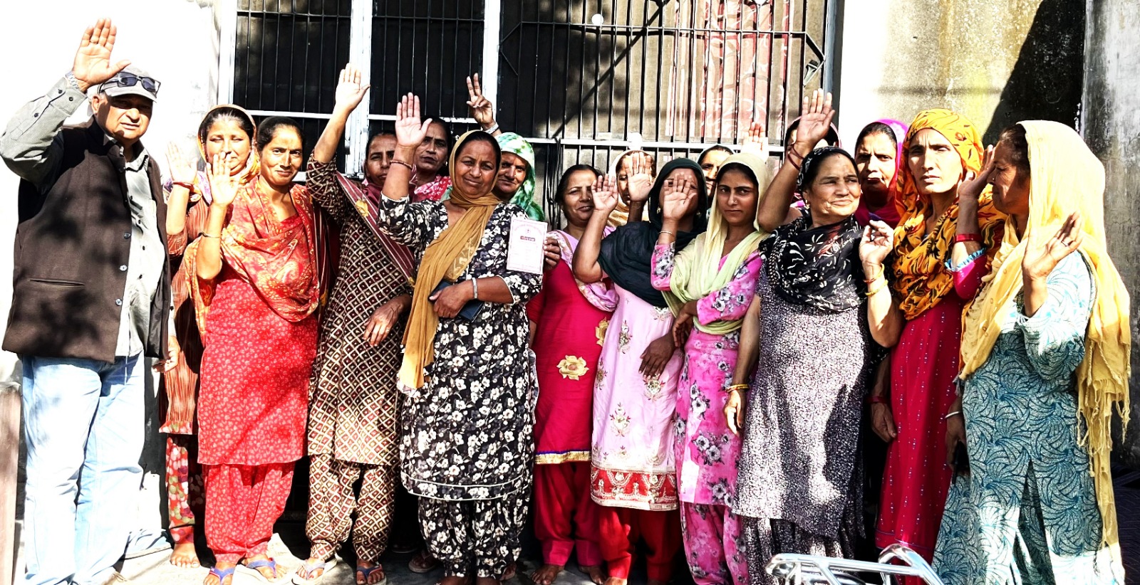15-year-old job cards are still in the hands of MNREGA workers, irregularities and corruption in work, MNREGA workers were made aware in Abowal village of Block Bhunga.